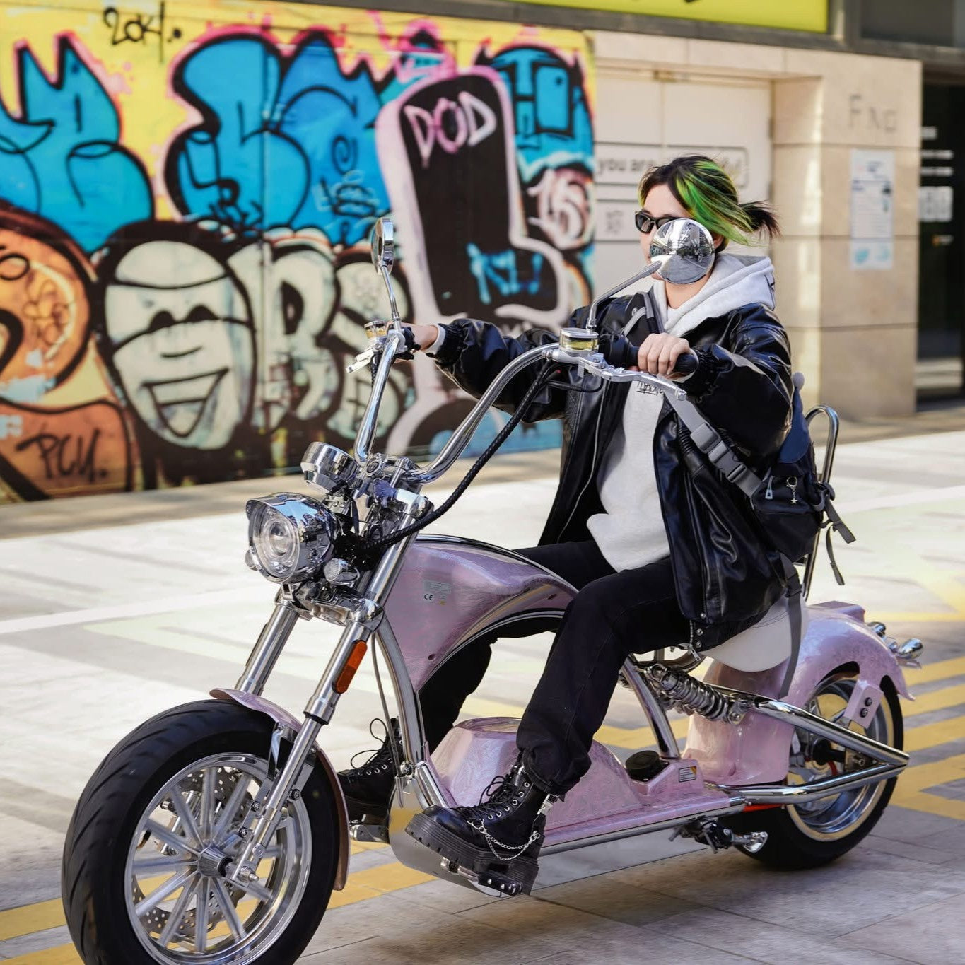 ahrerin mit Star-Biker Chopper M1P auf Asphaltstraße – elektrische Mobilität im klassischen Chopper-Stil