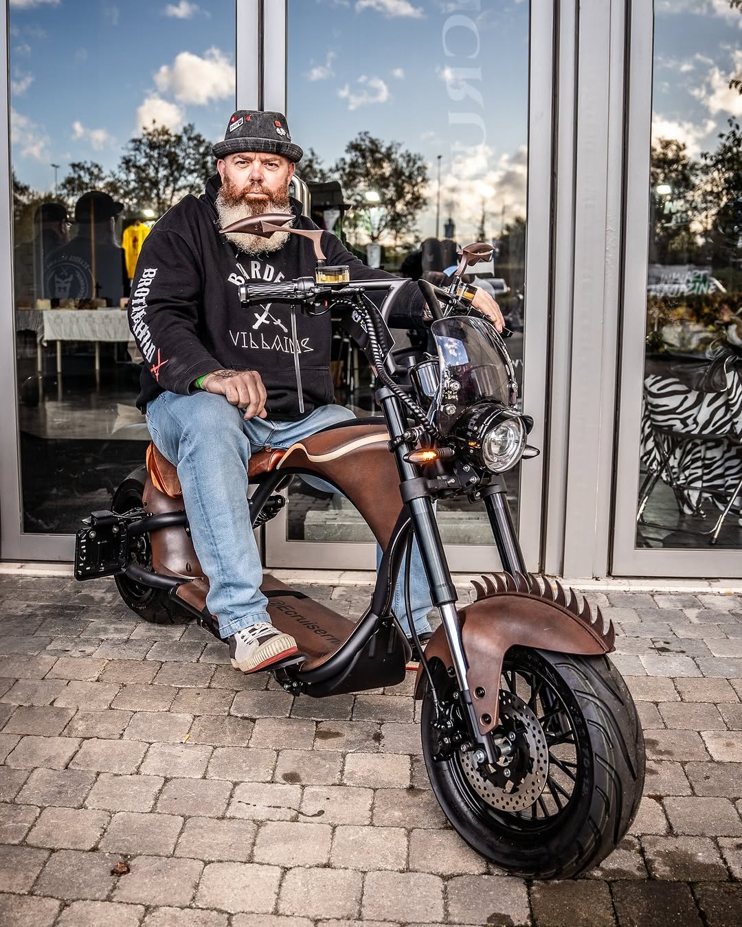 M1P Custom in Fahrt mit Fahrer in Lederjacke – elektrisches Leichtkraftrad mit Custom-Look und Komfort