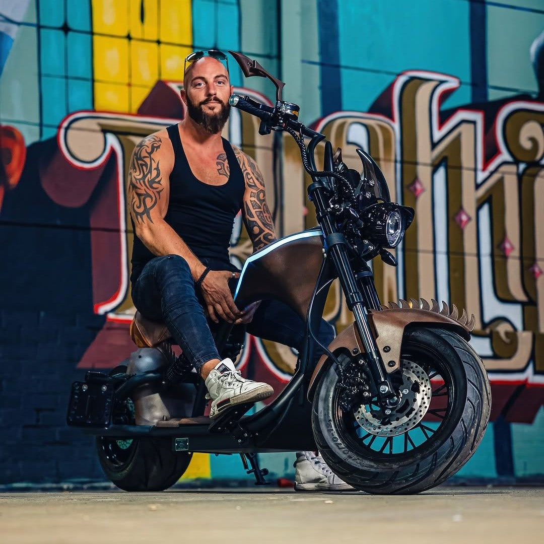 Star-Biker Chopper M1P Custom geparkt in Lagerhalle – elektrischer E-Chopper mit Custom-Lenker, LED-Scheinwerfer und 14-Zoll-Vorderrad