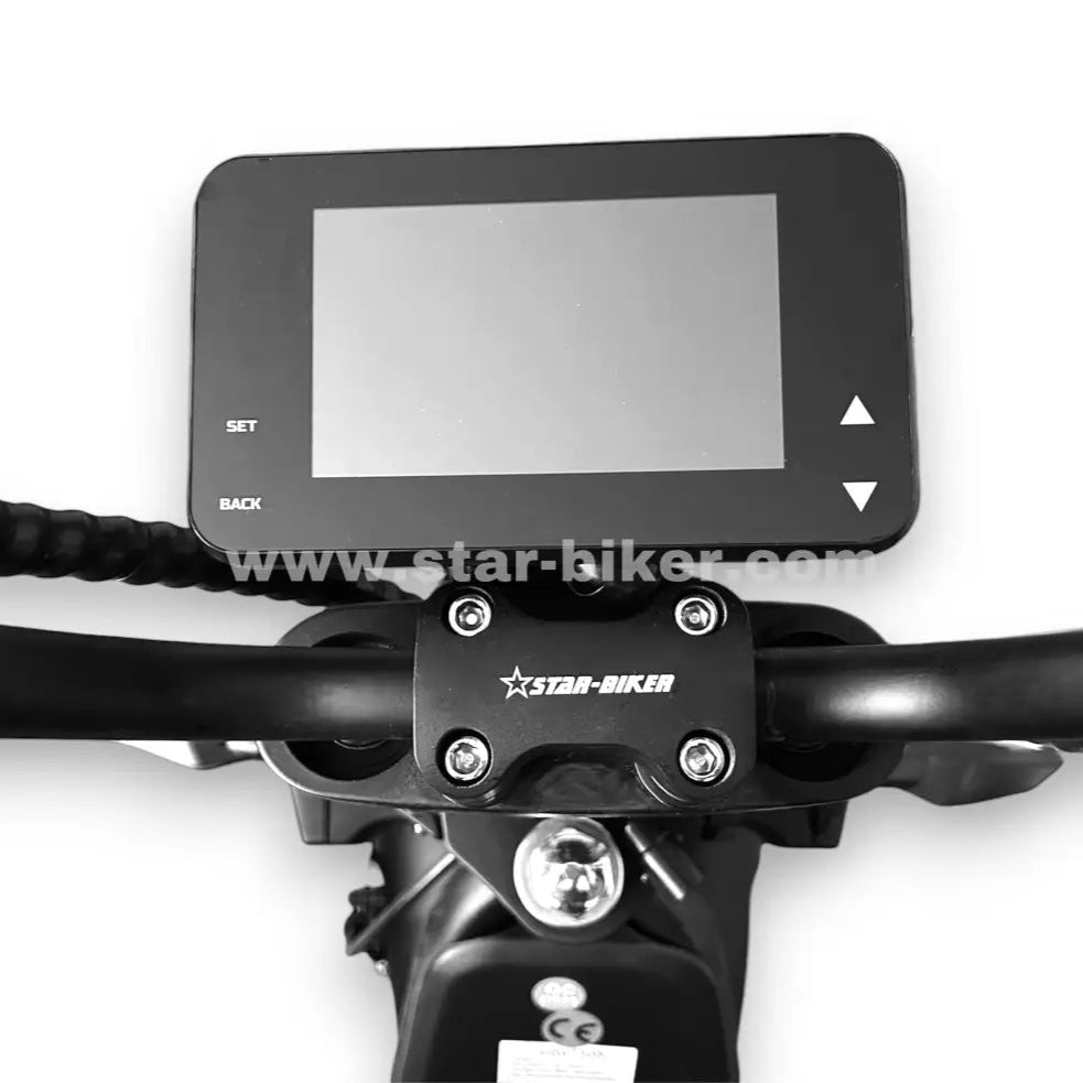 Digitales TFT Multimedia Cockpit des Star-Biker Cruiser 3.0s mit Lenkeraufnahme und Logo. Zeigt Bedienfeld und Lenker des E-Choppers.