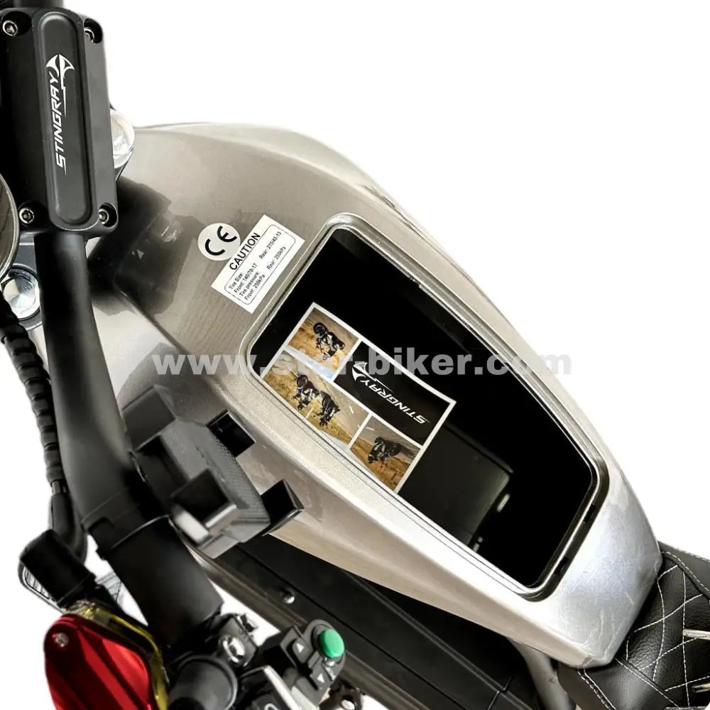 Geöffnetes Staufach unter der Sitzbank – integrierter Stauraum für persönliche Gegenstände beim Star-Biker Chopper 6.0s