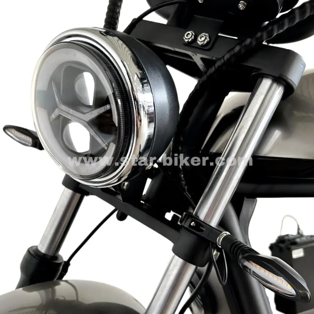 LED-Scheinwerfer des Chopper 6.0s bei Dämmerung – energieeffiziente Beleuchtung mit hoher Leuchtkraft für gute Sicht und Sichtbarkeit