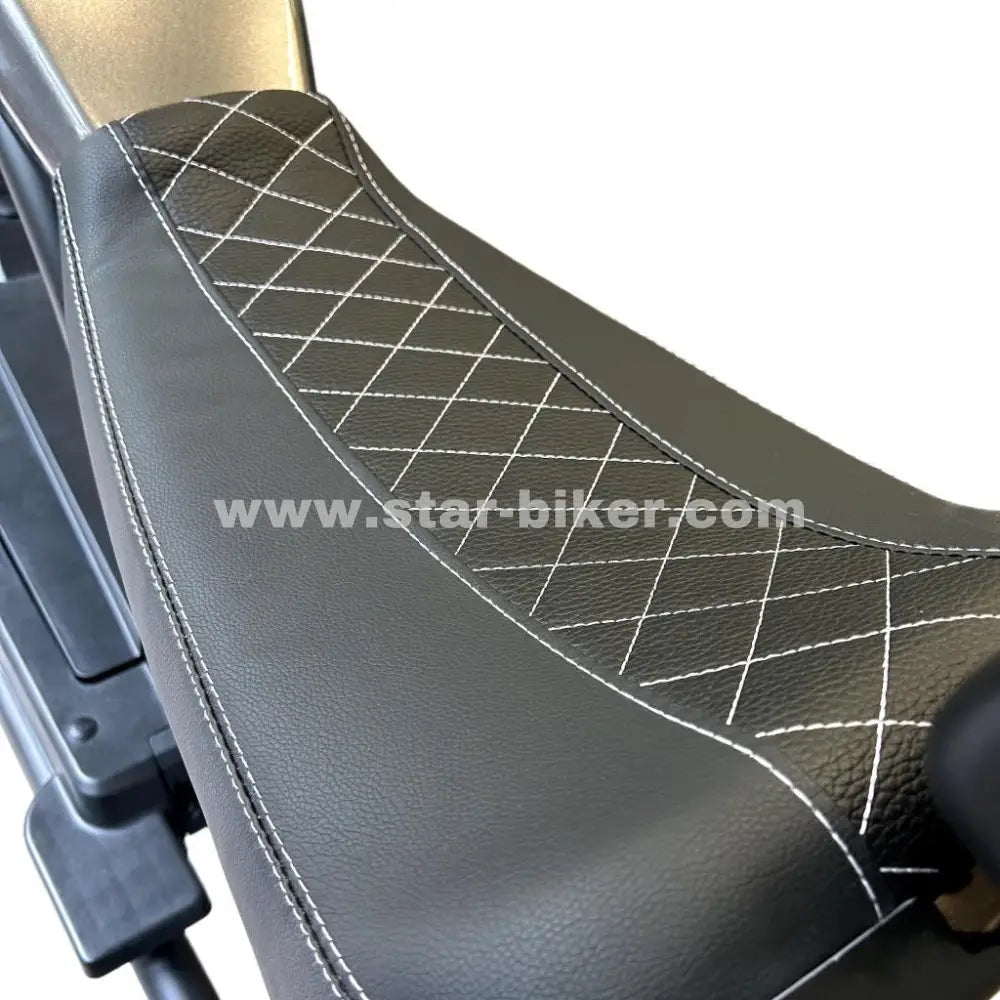 Wetterfeste, gesteppte Sitzbank mit Rückenlehne – bequemer Sitz aus veganem Leder für lange Fahrten auf dem Star-Biker Chopper 6.0s