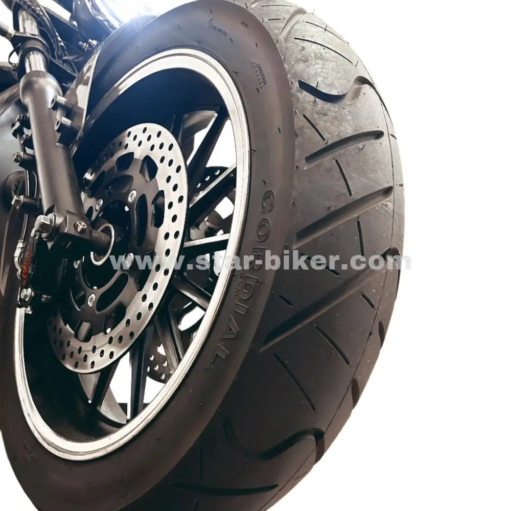 Vorderrad mit 17-Zoll-Leichtmetallfelge und doppelter Scheibenbremse – hydraulisches Bremssystem für mehr Sicherheit auf dem Star-Biker Chopper 6.0s