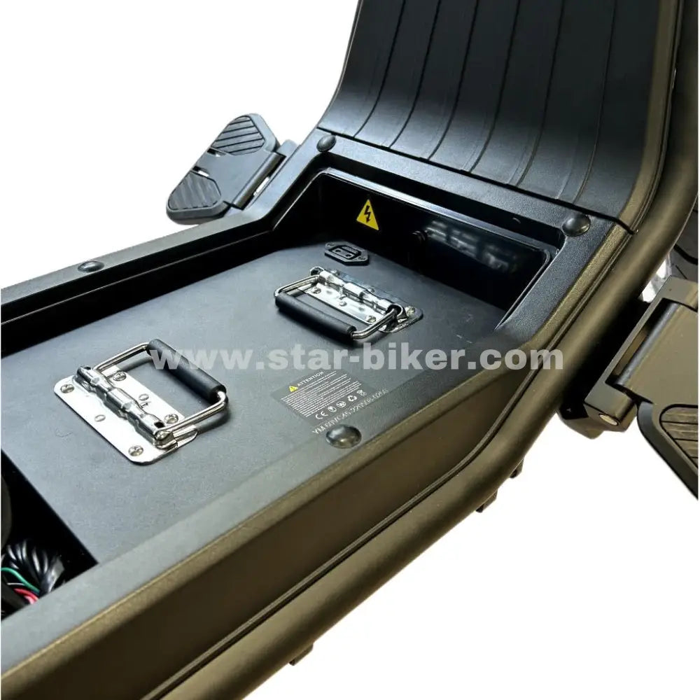 Geöffneter Akkuschacht mit entnommenem Lithium-Ionen-Akku – flexibles Ladesystem für zuhause oder unterwegs beim Star-Biker Chopper 6.0s