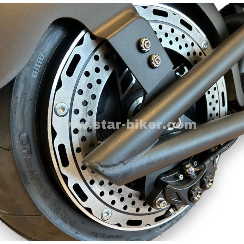 Hinterrad des Star-Biker M1PS Knight mit integriertem Radnabenmotor und gelochter Scheibenbremse – 160 Nm Drehmoment für starke Beschleunigung und zuverlässige Verzögerung