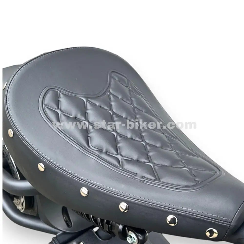 Sitzbank des M1PS Knight mit edler Steppung und Ziernieten – wetterfest, ergonomisch und ideal für längere Strecken