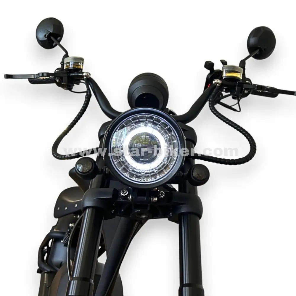 Full-LED-Scheinwerfer des M1PS Knight – dreifache Lichtleistung gegenüber Halogen, klare Sicht bei Dunkelheit und Tagfahrlichtcharakter