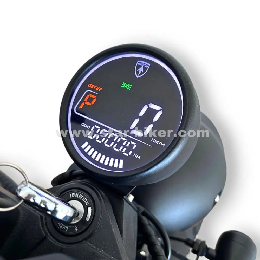 Hochauflösendes Digitaldisplay mit Keyless-Zugang – Anzeige von Geschwindigkeit, Akkustand und Reichweite am M1PS Knight E-Chopper