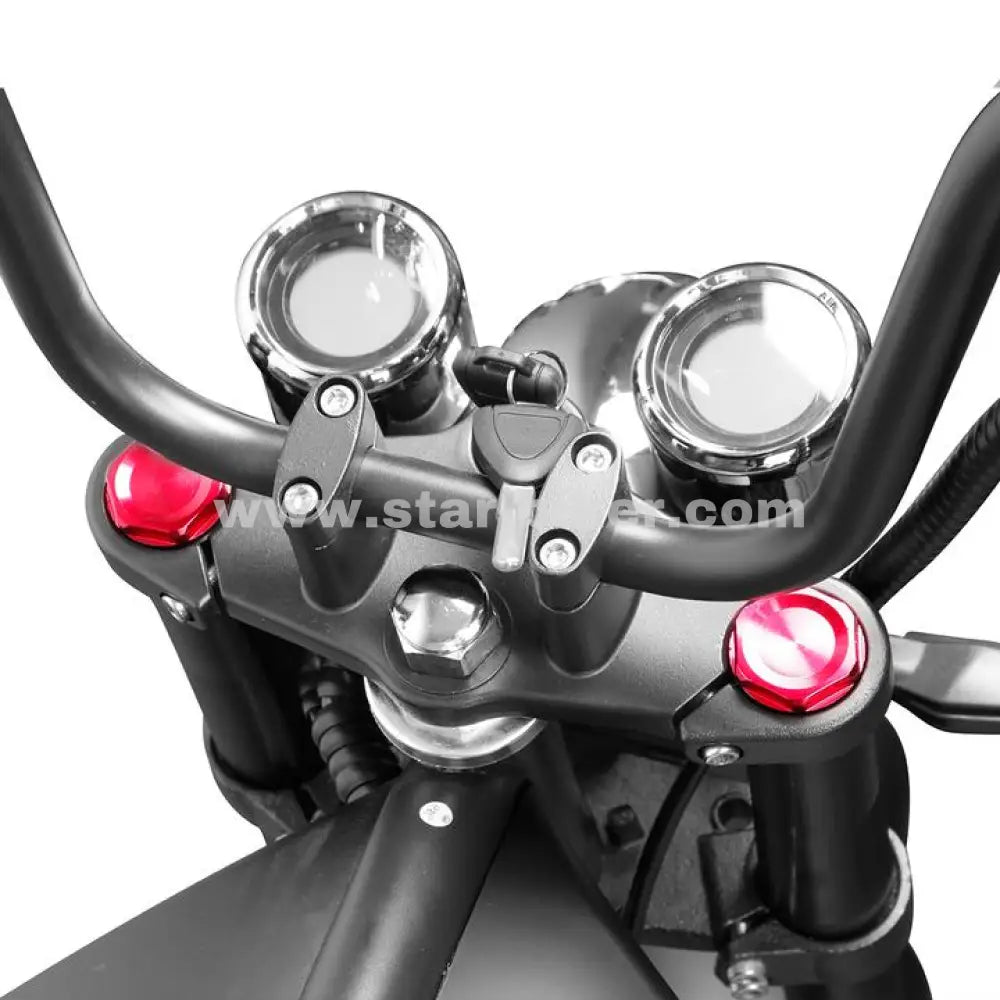 Digitales Smartdisplay mit Fahrdatenanzeige – Geschwindigkeit, Akkustand und Fahrstufenregelung auf einen Blick im Star-Biker M1P Cockpit