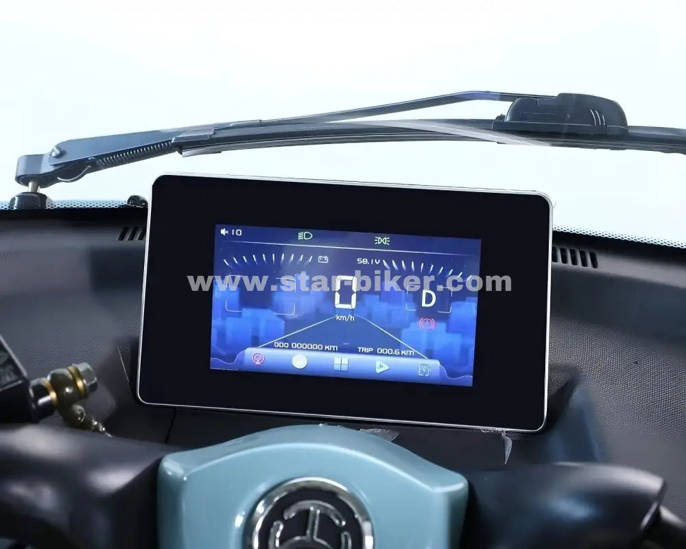 TFT-Digitaldisplay mit Fahrdatenanzeige im Star-Biker Kabinenroller 3.0 Li