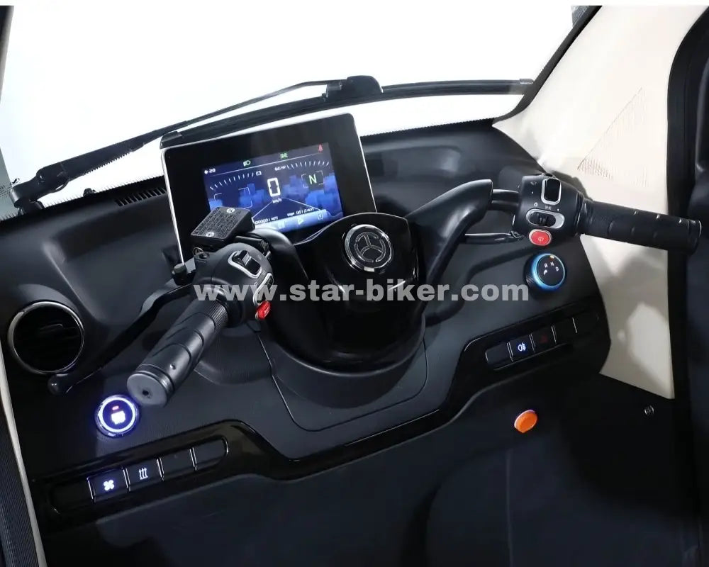 Lenker mit Digitalanzeige, Gasgriff und Bremsen im Star-Biker Kabinenroller 3.0 Li