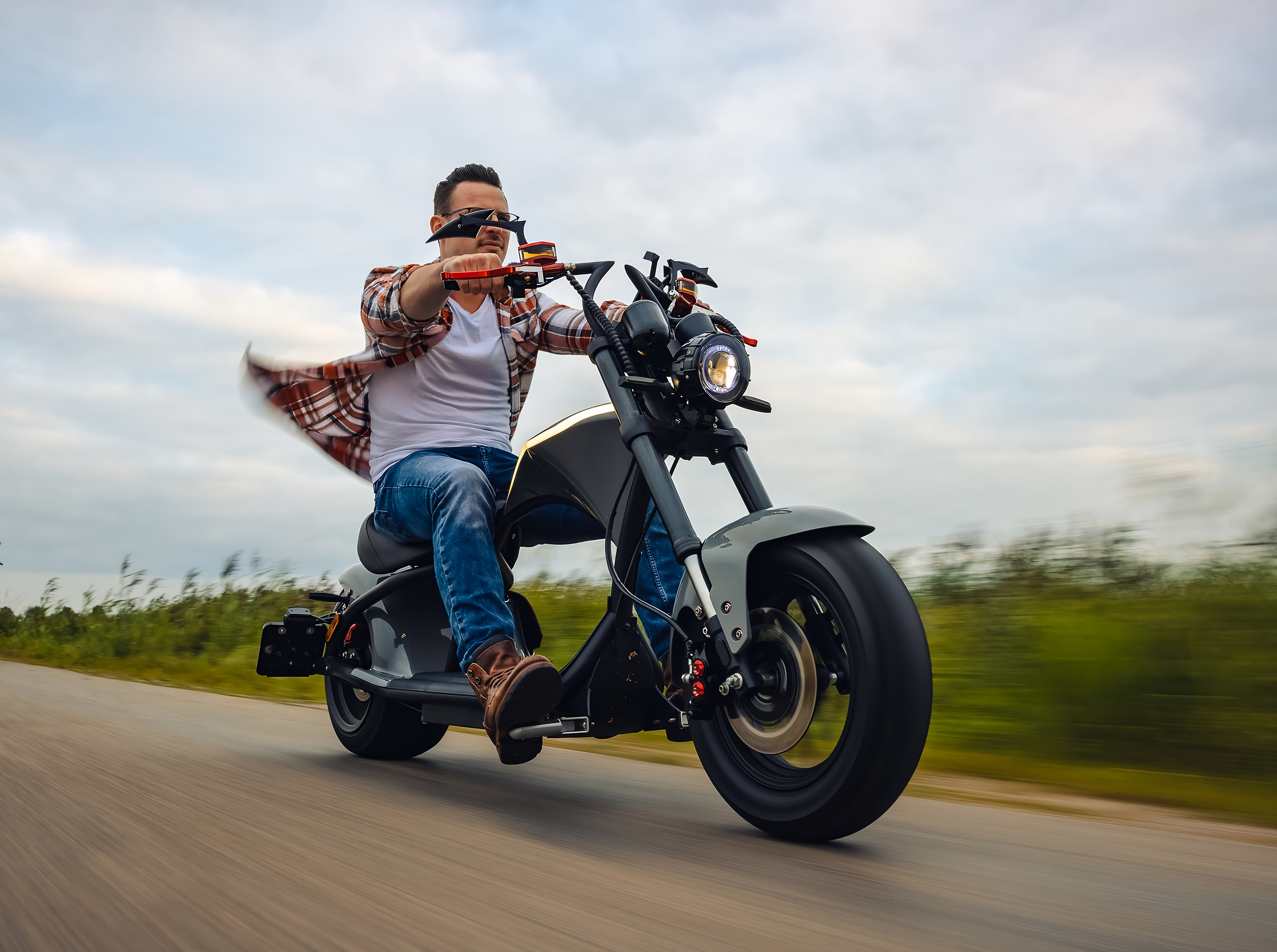 Fahrer auf einem Star-Biker Chopper M1PS Knight E-Chopper mit 85 km/h Höchstgeschwindigkeit, aufgenommen auf der Kontaktseite von Star-Biker.