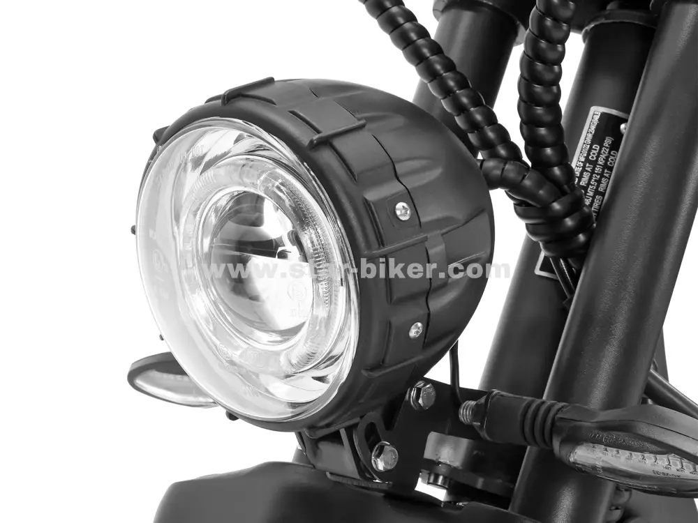 LED-Beleuchtungssystem mit Scheinwerfer, Rücklicht und Blinkern am M2 Comfort Trike für optimale Sichtbarkeit