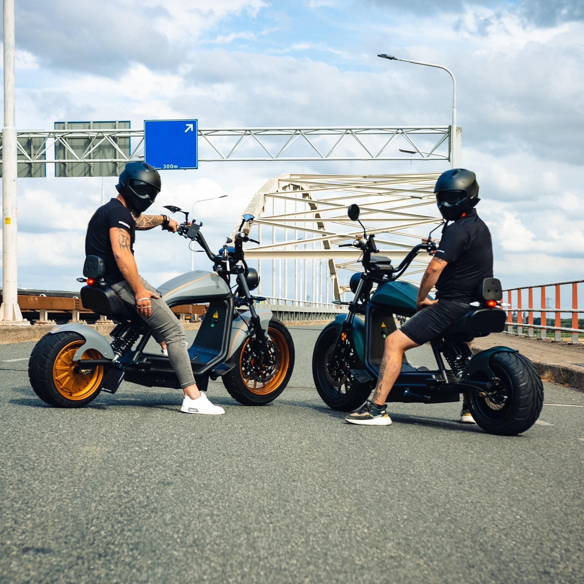Zwei Personen auf einem Star-Biker Chopper 6.0s auf der Straße – elektrischer E-Chopper mit 45 km/h für Alltag und Freizeit
