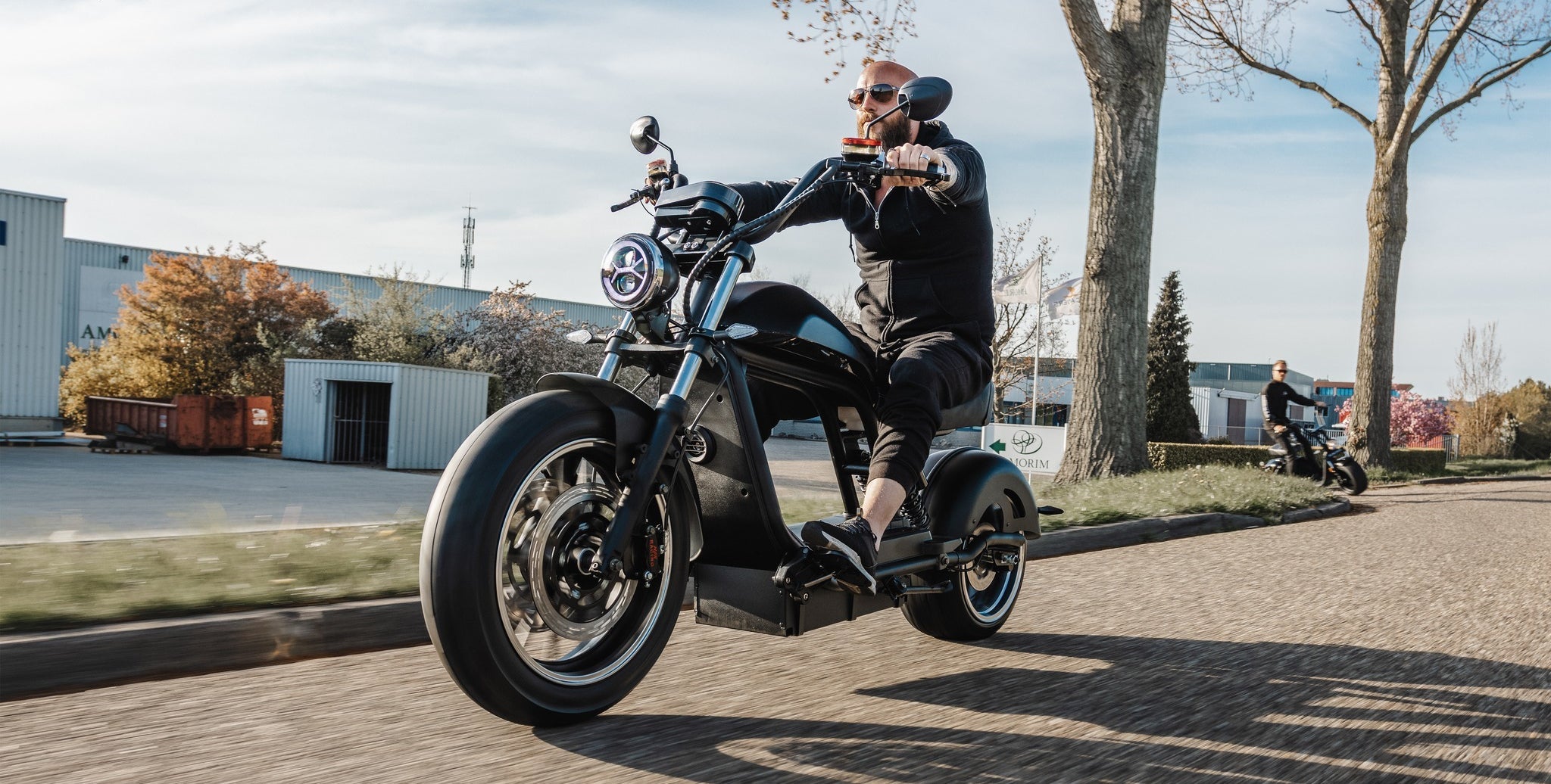 Fahrer auf Star-Biker Chopper 6.0s (auch Luqi HL6.0) fährt durch die Stadt – elektrischer E-Chopper mit 5 km/h und LED-Lichtsystem.