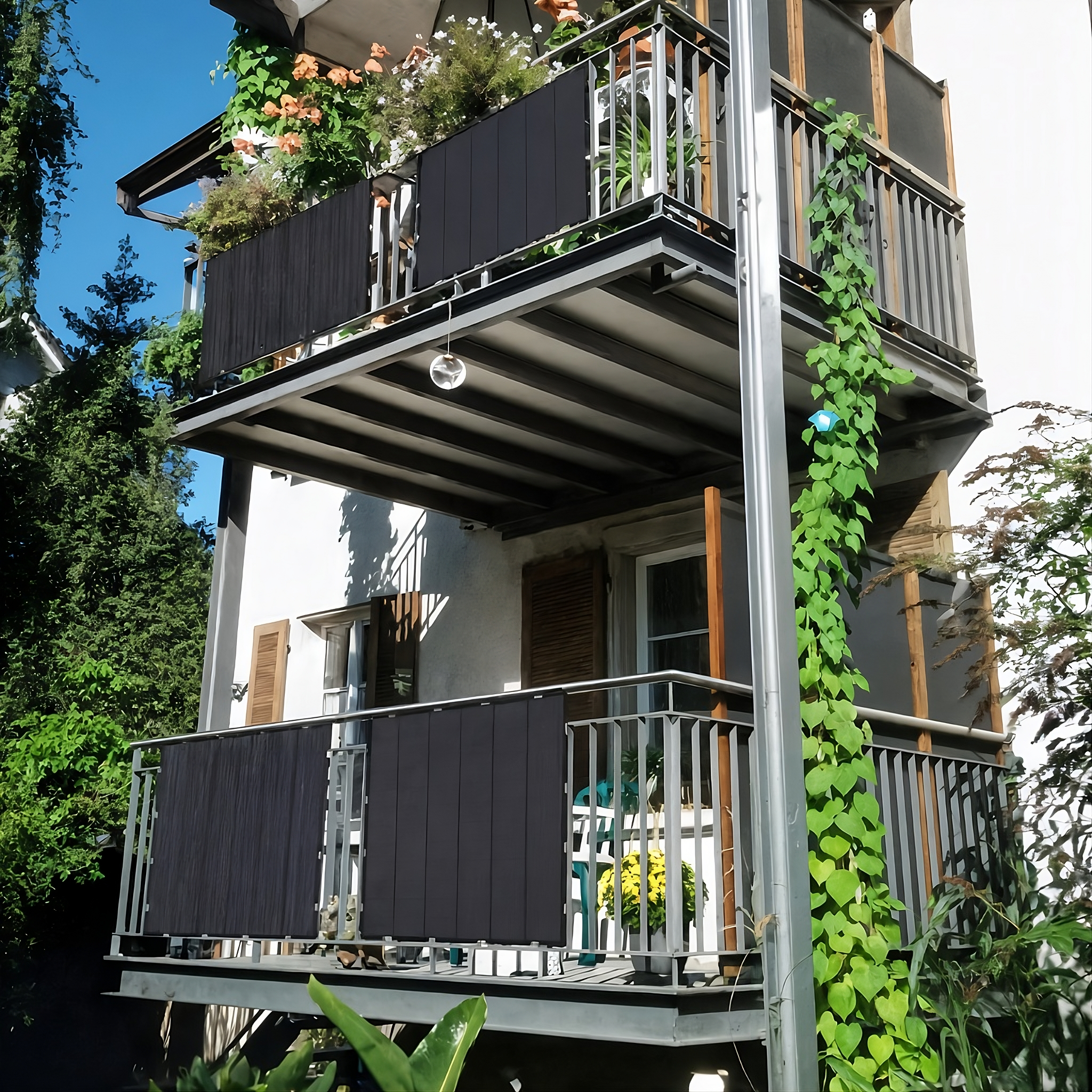 Balkonkraftwerk Onyx Black mit 2×440 Wp und 800-W-Mikrowechselrichter, Plug-&-Play an Schuko-Steckdose auf einem deutschen Balkon.