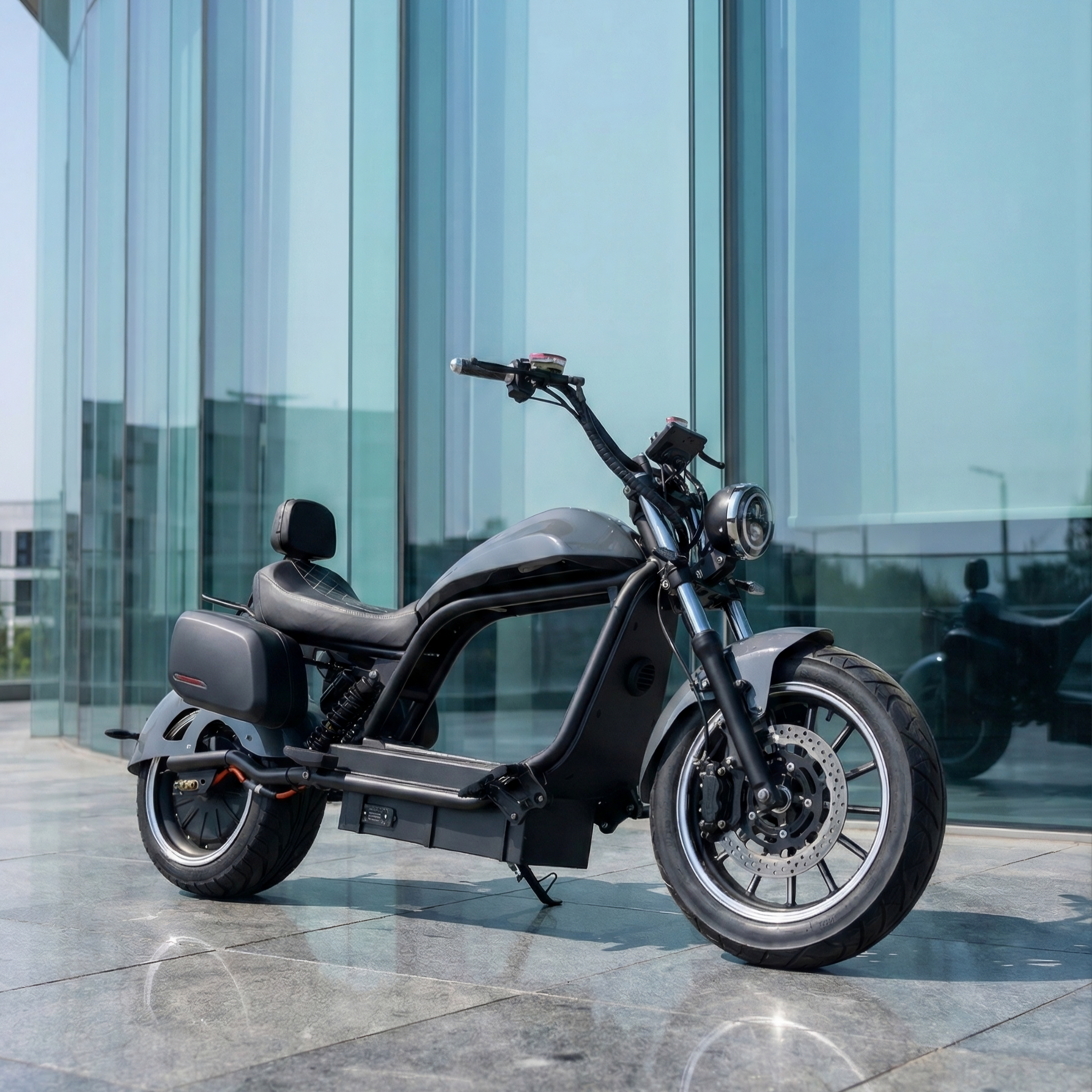 Nardograuer Star-Biker E-Chopper 6.0s mit Seitenkoffern vor modernem Glasgebäude. Elektroroller, E-Roller, Luqi HL6.0s.