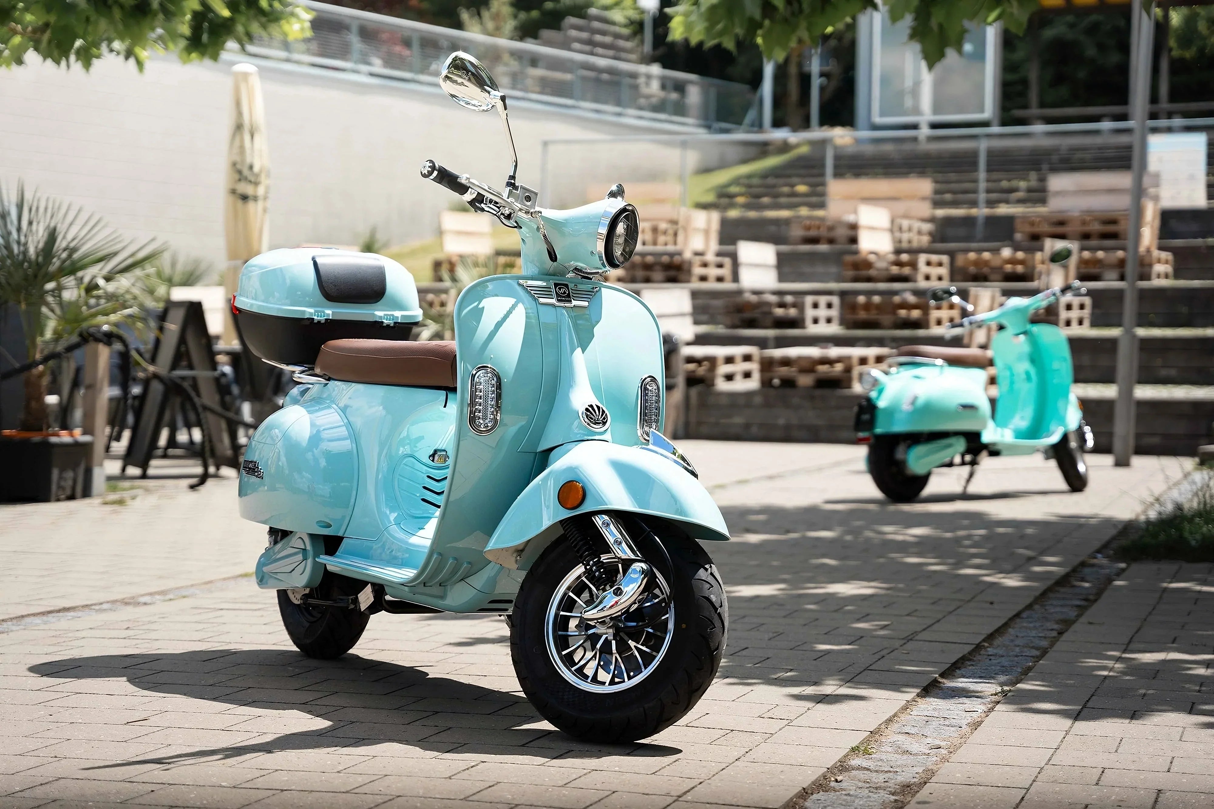 Mehrere Shelwy Italian E-Roller in verschiedenen Farben – stilvoll in einer Reihe bei star-biker.com für den deutschen Stadtverkehr.