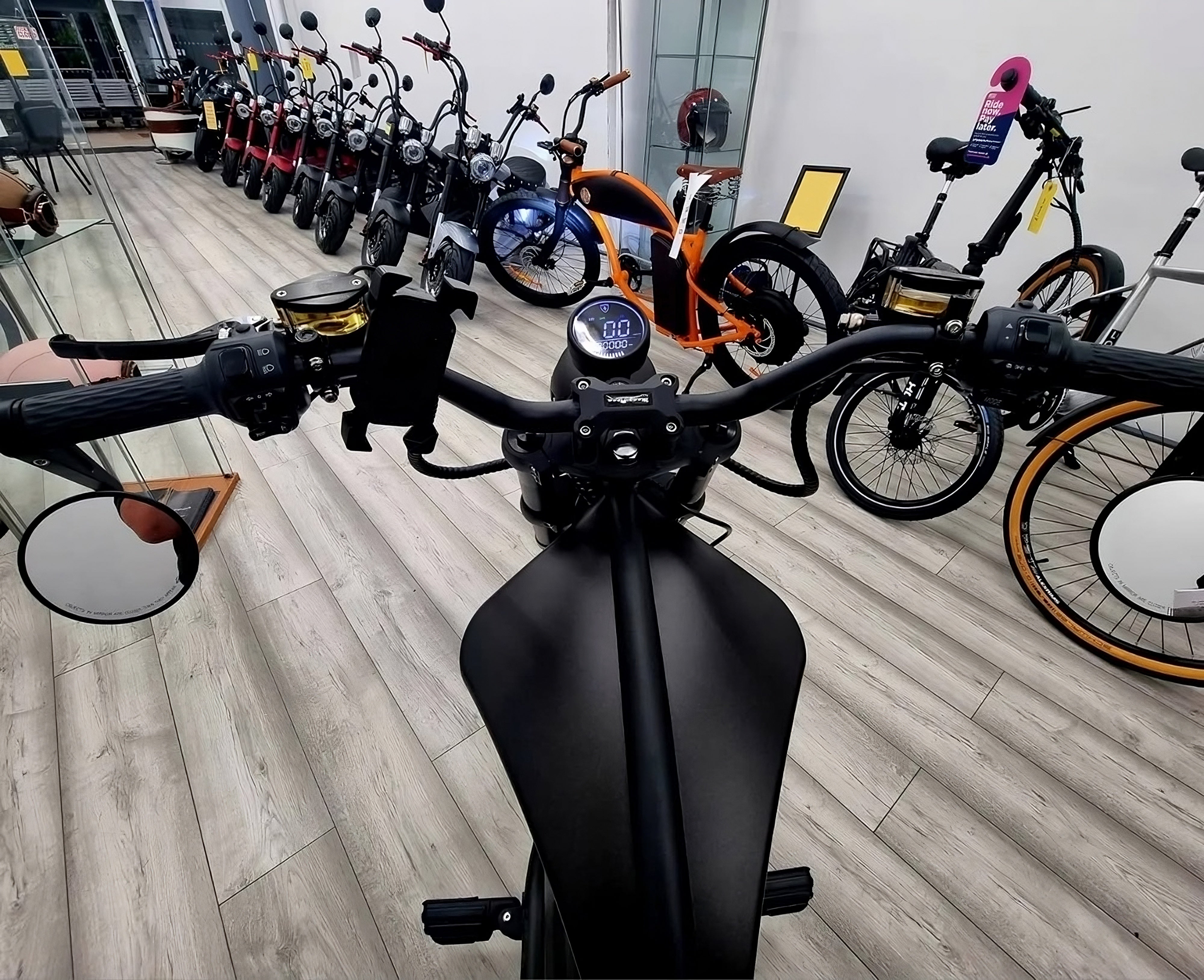 Star-Biker M1PS Knight Elektro-Chopper in schwarzer Lackierung, aufgebockt im Speedtest, Version mit 85 km/h Höchstgeschwindigkeit