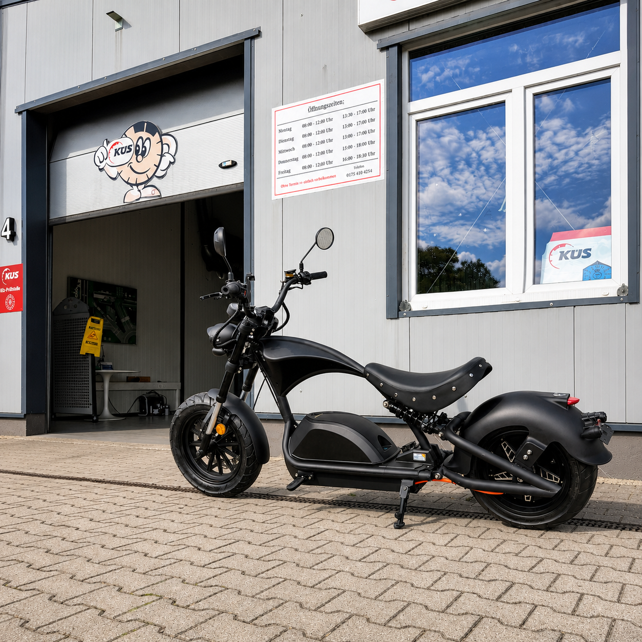 Mattschwarzer Star-Biker Chopper M1PS vor der KÜS Kfz-Prüfstelle – TÜV-Zulassung eines 85-km/h-E-Choppers in Deutschland