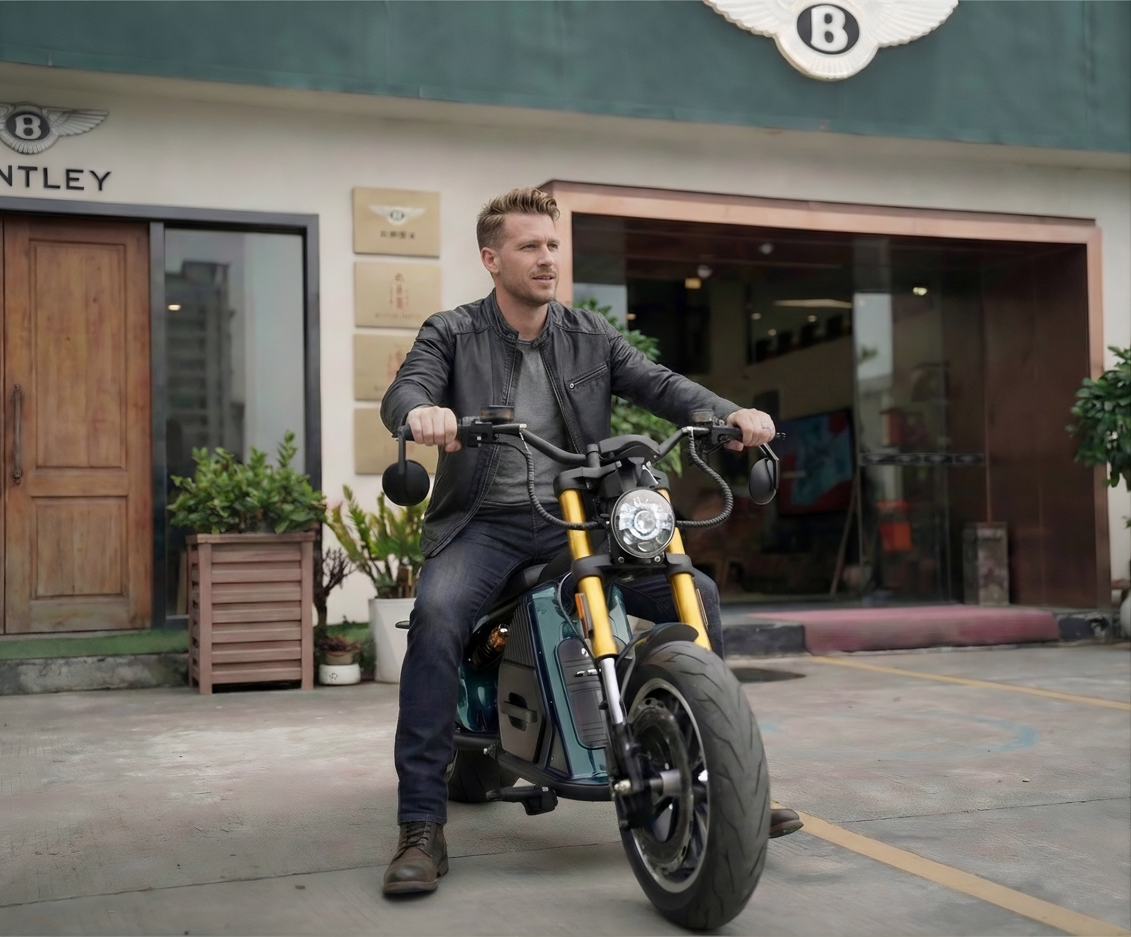 Mann fährt einen elektrischen Chopper vor einem Autohaus in urbaner Umgebung.