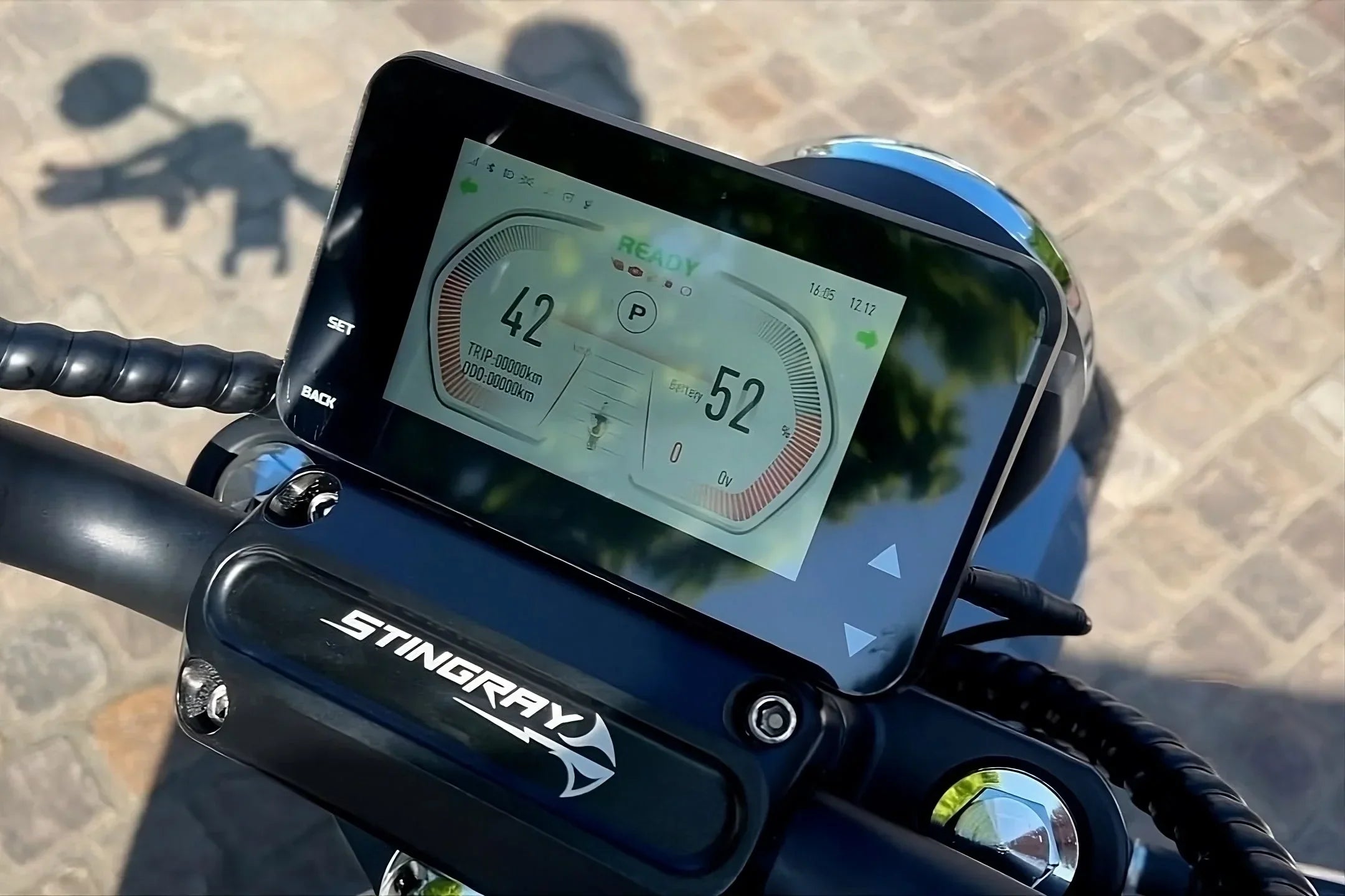 TFT Multimedia Cockpit des Star-Biker Chopper 6.0s mit integrierten Lautsprechern direkt im Display