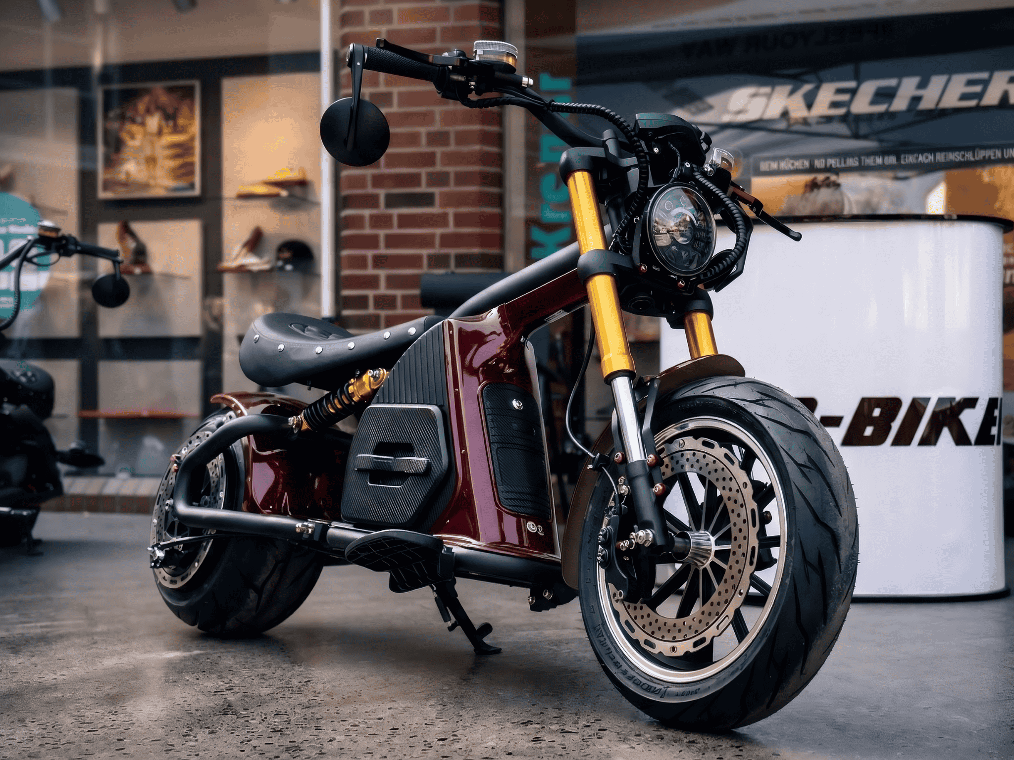 Star-Biker Bobber M8S Custom 45 kmh elektrischer Chopper in Rot mit breiten Reifen und Premium Fahrwerk vor urbaner Kulisse