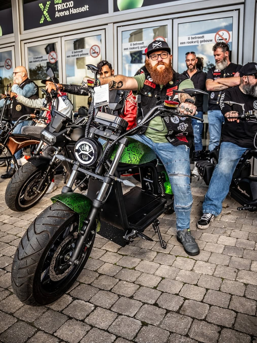 Star-Biker Community – E-Chopper Fahrer:innen mit M8S und M1P Modellen bei einem Treffen auf dem Parkplatz, Elektroroller mit Straßenzulassung in Deutschland