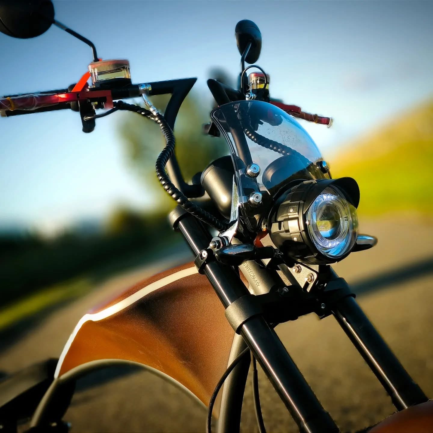 M1PS Knight auf Landstraße aus der Seitenansicht – 85 km/h Elektromotorrad mit LED-Scheinwerfer und Alarmsystem