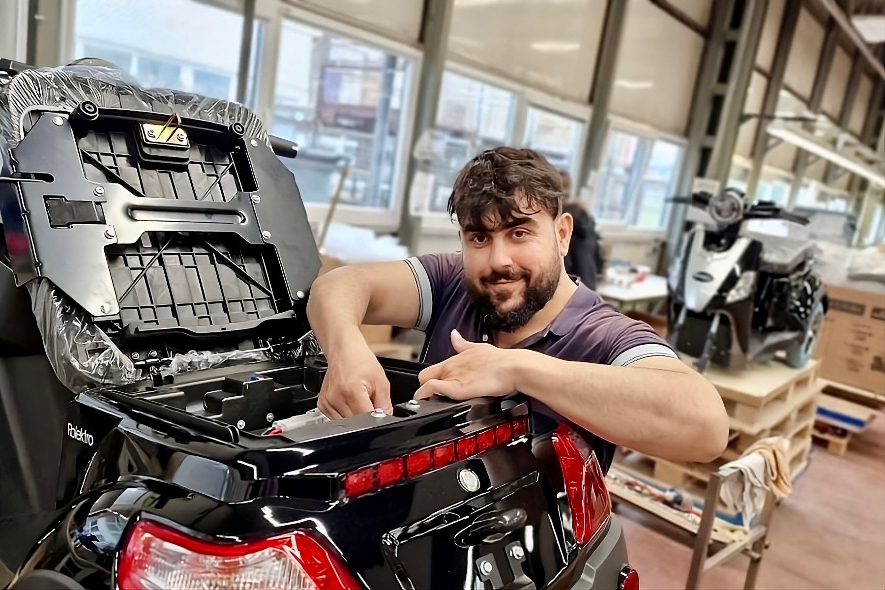 Techniker repariert Bremssystem an einem Star-Biker Elektroroller – professioneller Service für E-Roller mit Straßenzulassung

