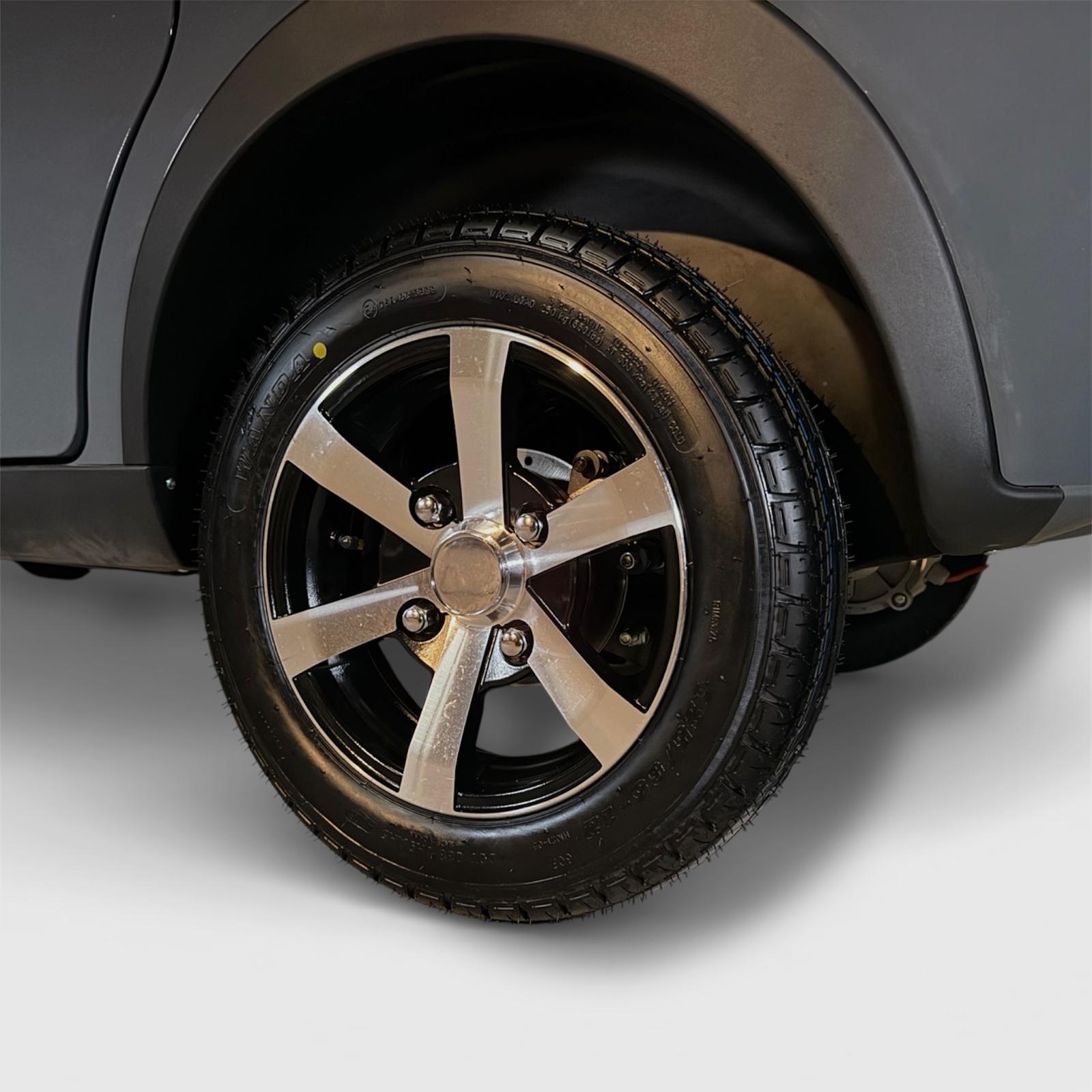 Aluminiumfelge und Reifen des SEVION Elektro Kabinenrollers Detailaufnahme