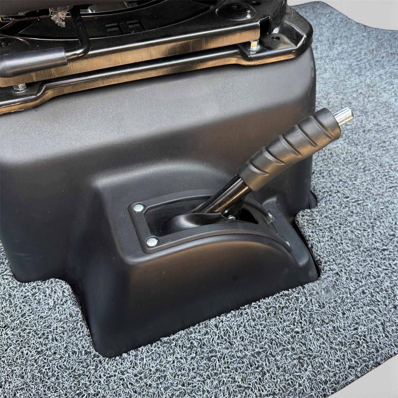 Handbremshebel im SEVION Kabinenroller Innenraum Detail