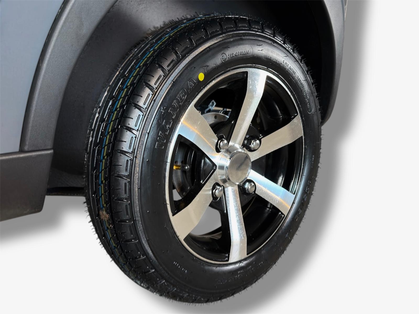 Rad und Reifen des SEVION Elektro Kabinenrollers Detail