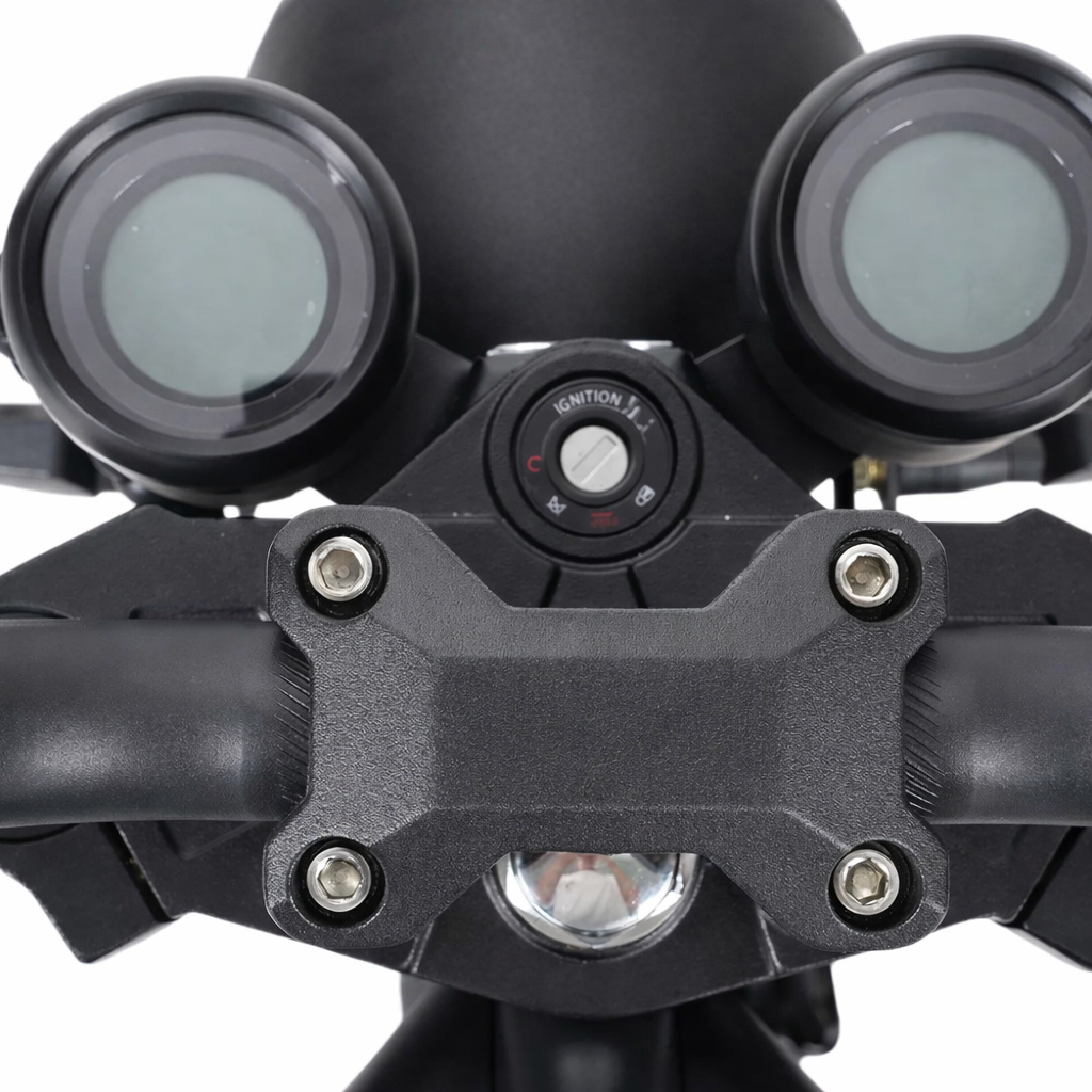 Cockpit und Tacho des Star-Biker Chopper M1P Outlaw elektrischer Chopper 45 km/h