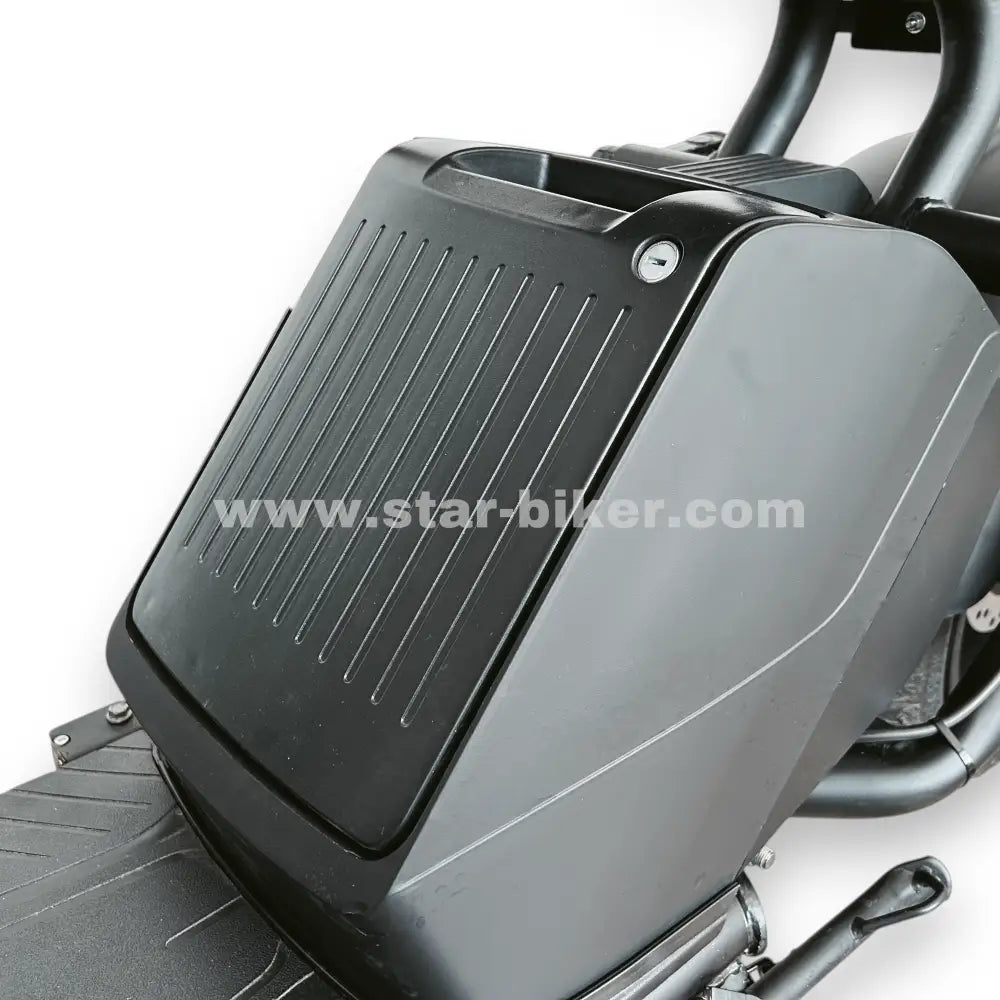 Herausnehmbarer Lithium-Ionen-Akku des Star-Biker Cruiser 3.0s, sicher im Rahmenboden integriert und einfach zu entnehmen.