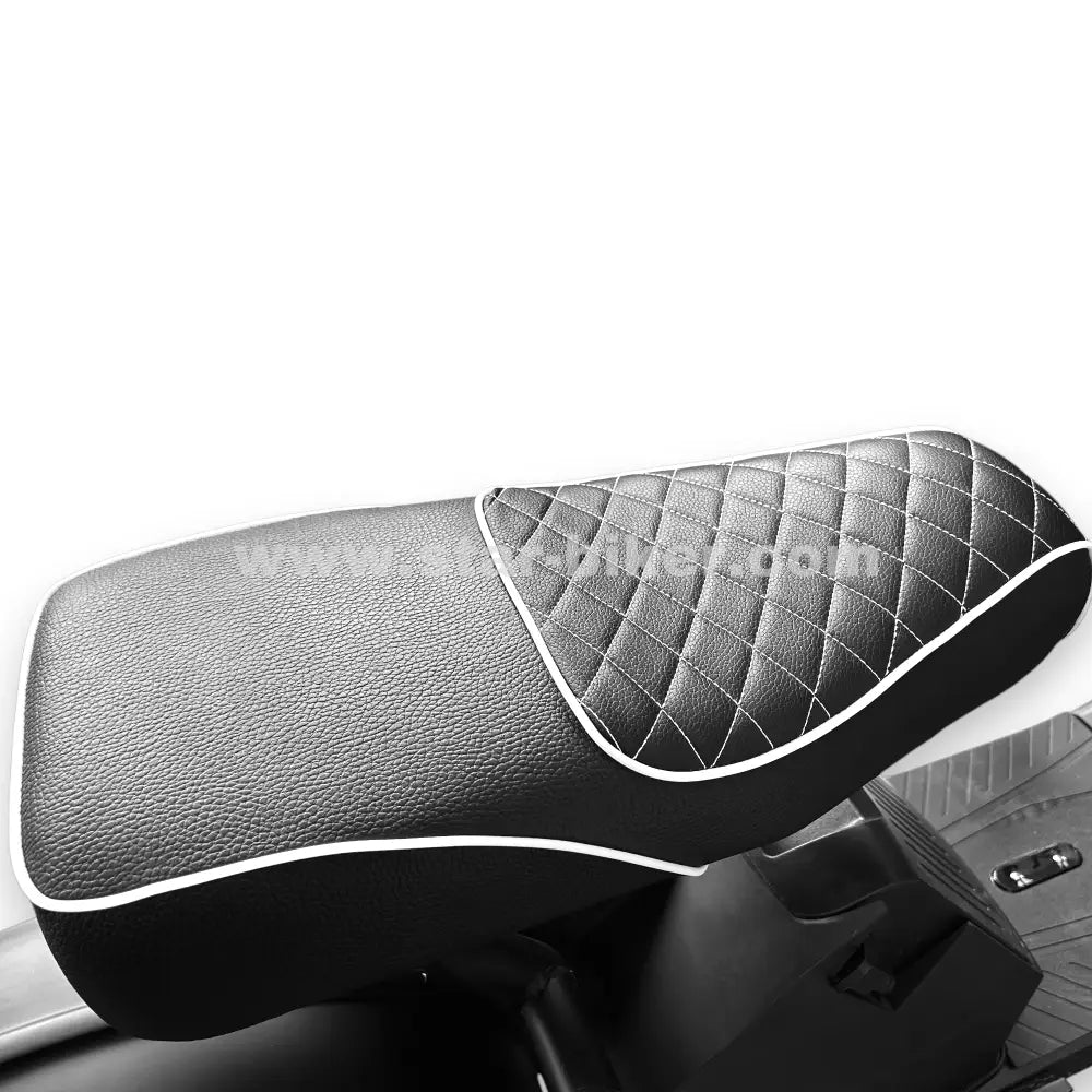 Lange 2-Personen-Sitzbank des Star-Biker Cruiser 3.0s mit hochwertiger Rauten-Steppung und weißer Ziernaht für maximalen Komfort.