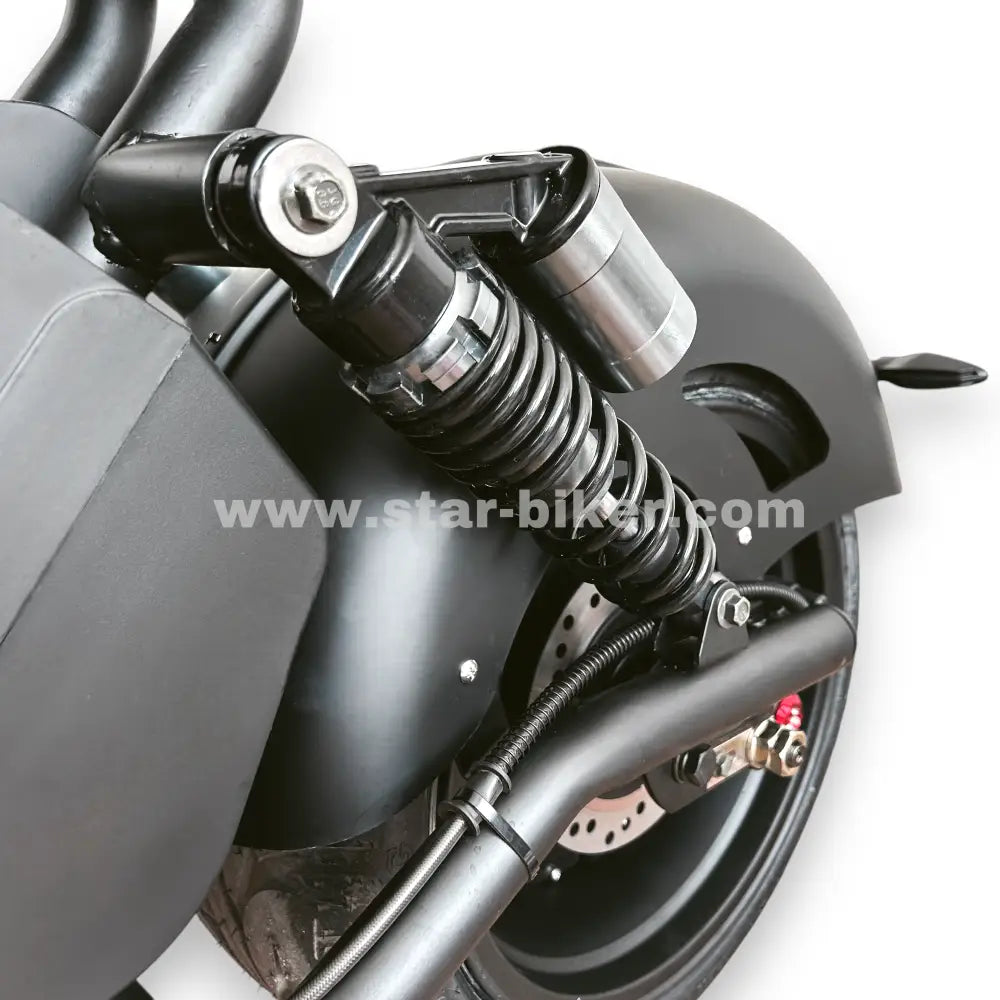 Detailansicht des einstellbaren Stoßdämpfers der Hinterrad-Doppelfederung am Star-Biker Cruiser 3.0s E-Chopper.