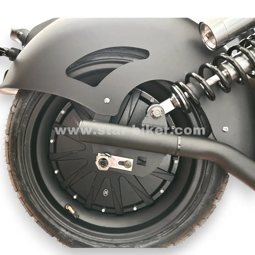 Kraftvoller, bürstenloser Nabenmotor im Hinterrad des E-Choppers Star-Biker Cruiser 3.0s für einen leisen und wartungsarmen Antrieb.