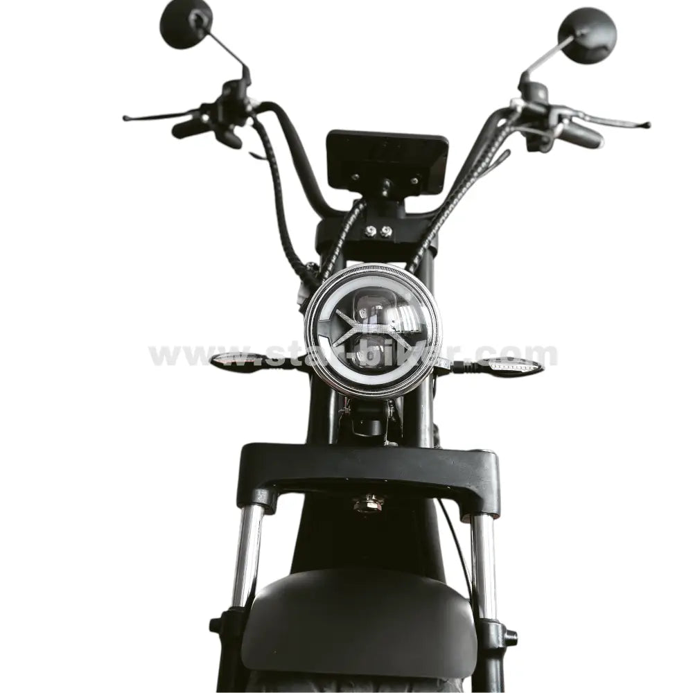 Frontansicht des Star-Biker Cruiser 3.0s mit leuchtendem LED-Frontscheinwerfer, integriertem Tagfahrlicht und schmalen LED-Blinkern.