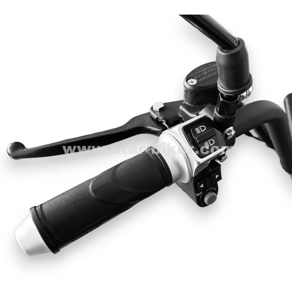Multifunktionale Bedieneinheit am Lenker des Star-Biker Cruiser 3.0s mit Tasten für Licht, Blinker und Hupe. Ergonomische Steuerelemente des E-Choppers.