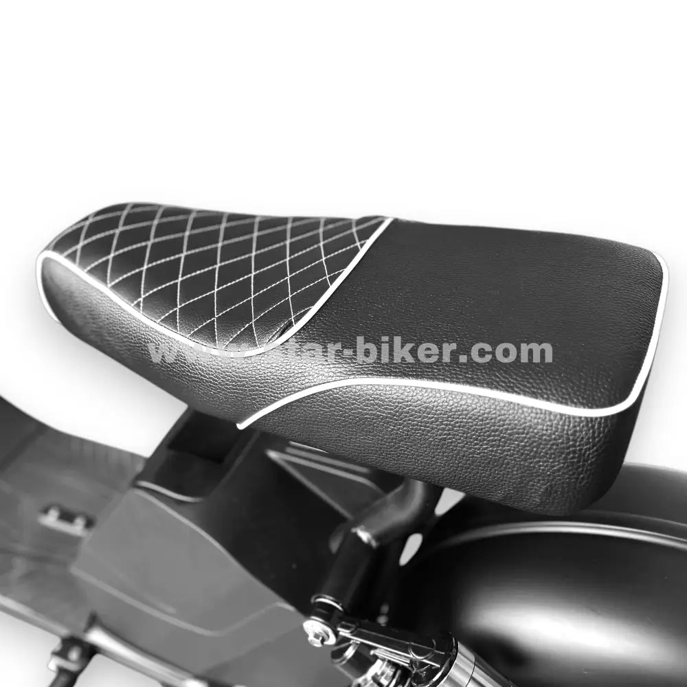 Komfortsitz des Star-Biker Cruiser 3.0s mit Rautenmuster-Steppung, weißer Paspelierung und ergonomischer Form. Sitzbank für zwei Personen.