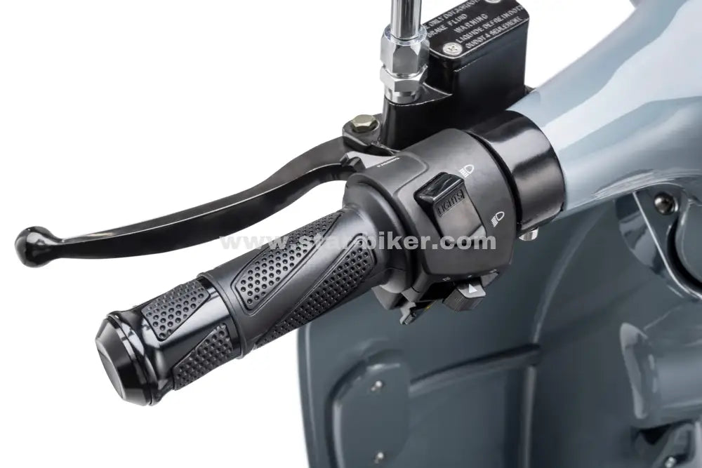 Lenkeransicht mit ergonomischem Gasgriff und Bremshebeln – intuitive Steuerung beim Shelwy Italian E-Roller ohne Kupplung
