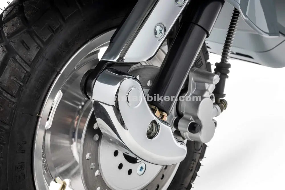 Hydraulische Scheibenbremse am Shelwy Italian Elektroroller – zuverlässige Bremskraft vorne und hinten für sicheres Fahren mit 45 km/h Straßenzulassung