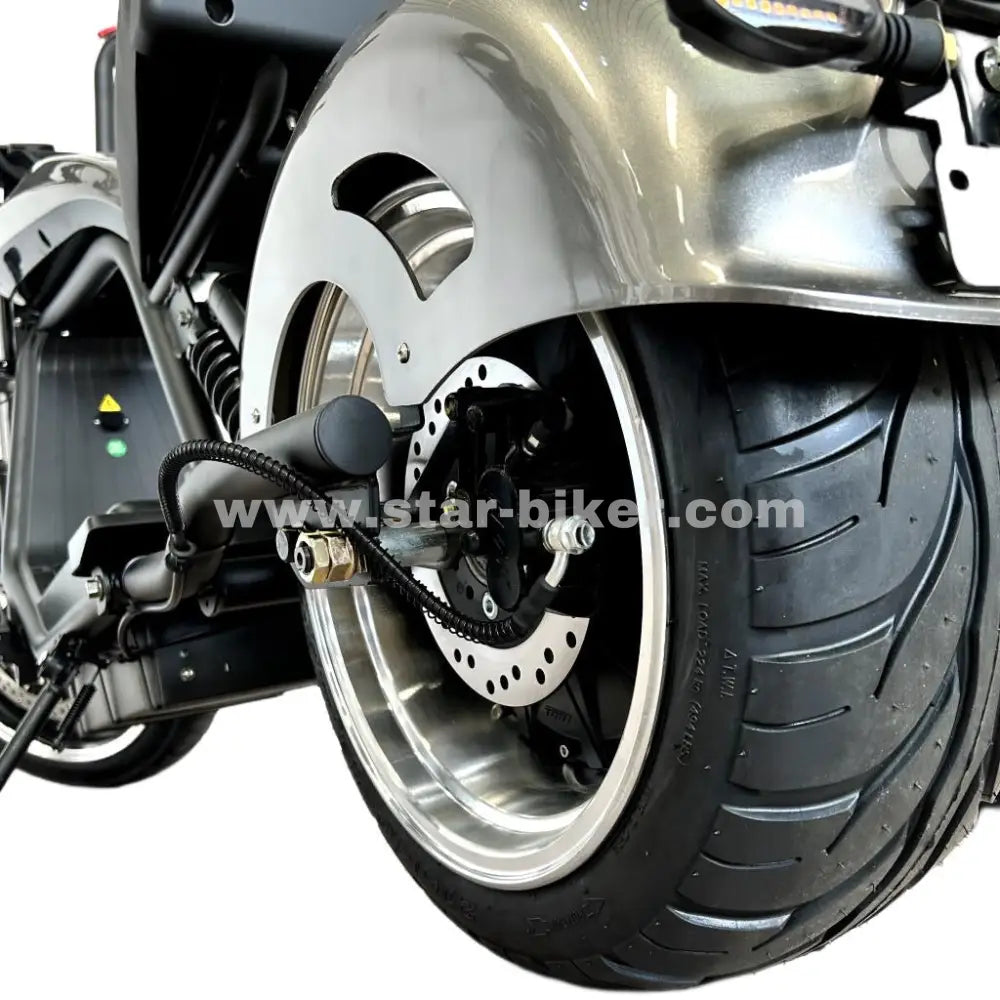Star-Biker Chopper 6.0s im Profil mit Fokus auf Akku und Radnabenmotor – vollelektrischer E-Chopper mit 57Ah Lithium-Ionen-Akku und hoher Reichweite

