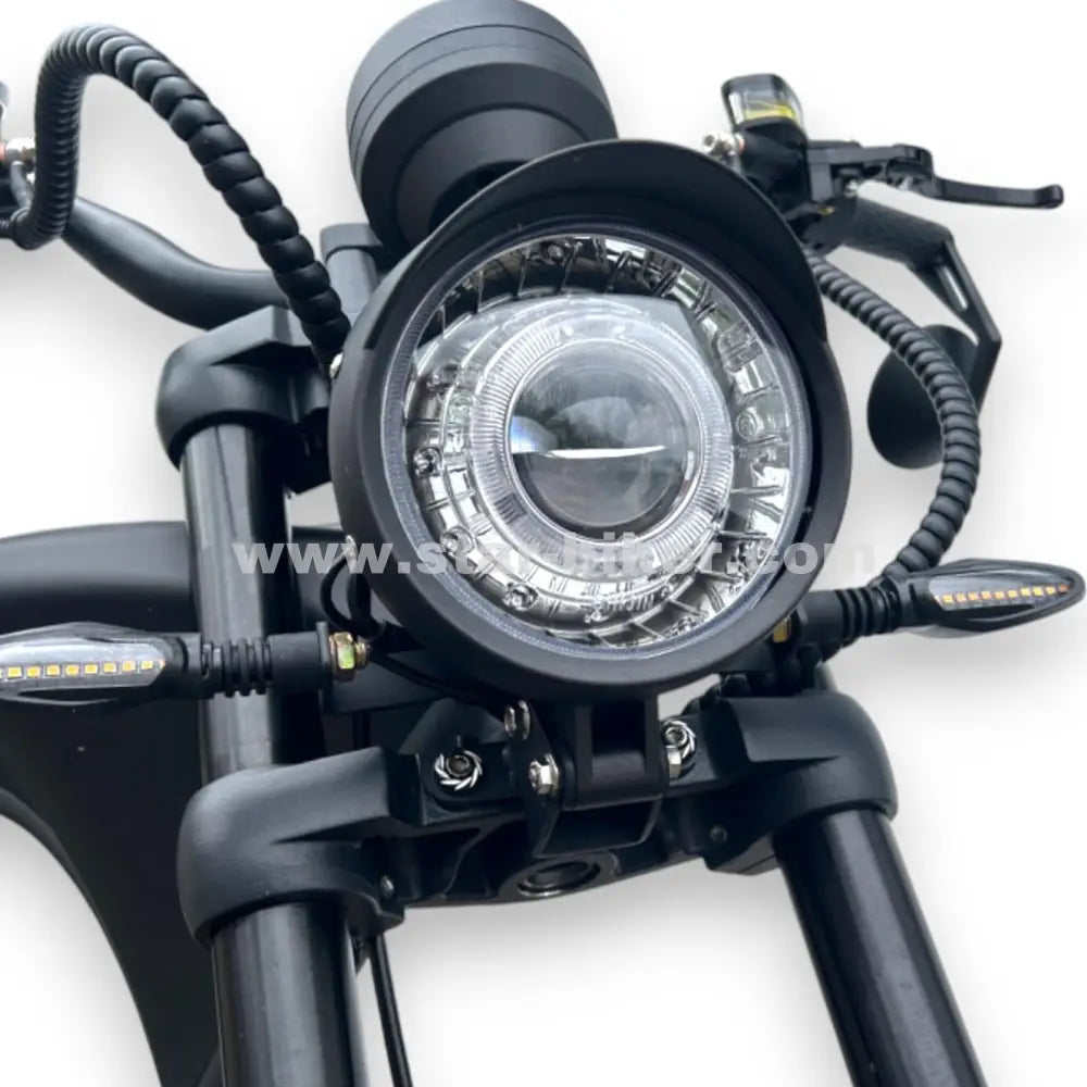 LED-Frontscheinwerfer mit sequentiellen Blinkern und Shadow-Black-Finish – markanter Lichtlook und hohe Sichtbarkeit für den Star-Biker M1P Custom E-Chopper