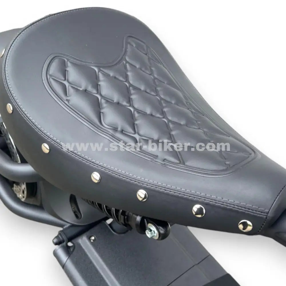 Gesteppte Sitzbank aus wetterfestem, veganem Leder mit Rückenlehne – ergonomisch geformt für komfortable Fahrten auf dem Star-Biker M1P Custom