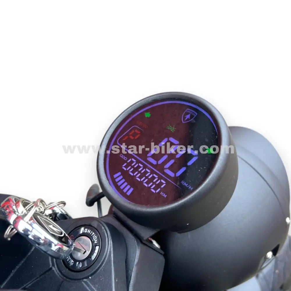 Zentrales LED-Display mit blauer Hintergrundbeleuchtung – präzise Anzeige von Geschwindigkeit, Akkustand und Fahrstufe auf dem Star-Biker M1P Custom