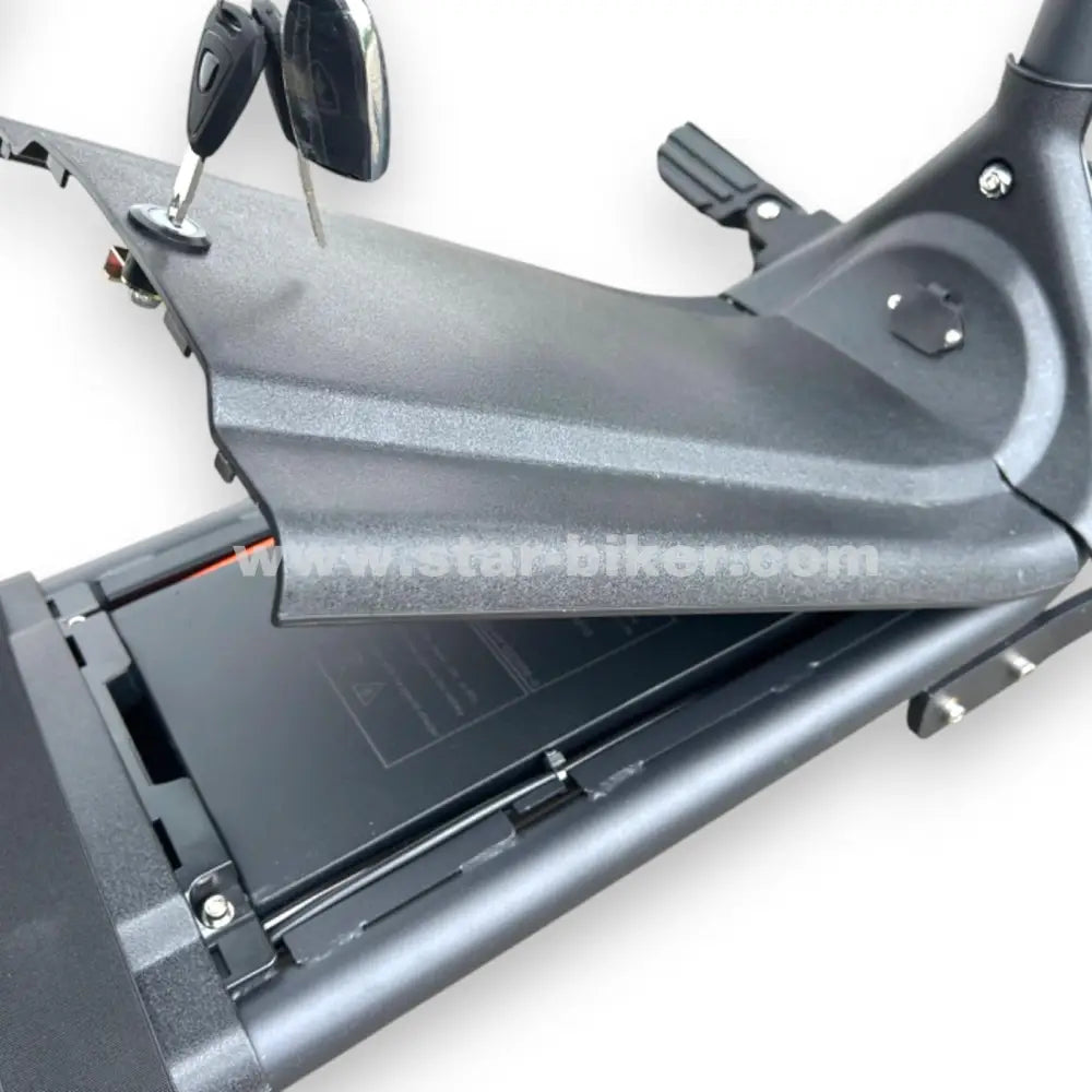 Herausnehmbarer Samsung SDI 30Ah Akku im Chopper M1P Custom – langlebiger Lithium-Ionen-Energiespeicher mit bis zu 130 km Reichweite und 2.500 Ladezyklen