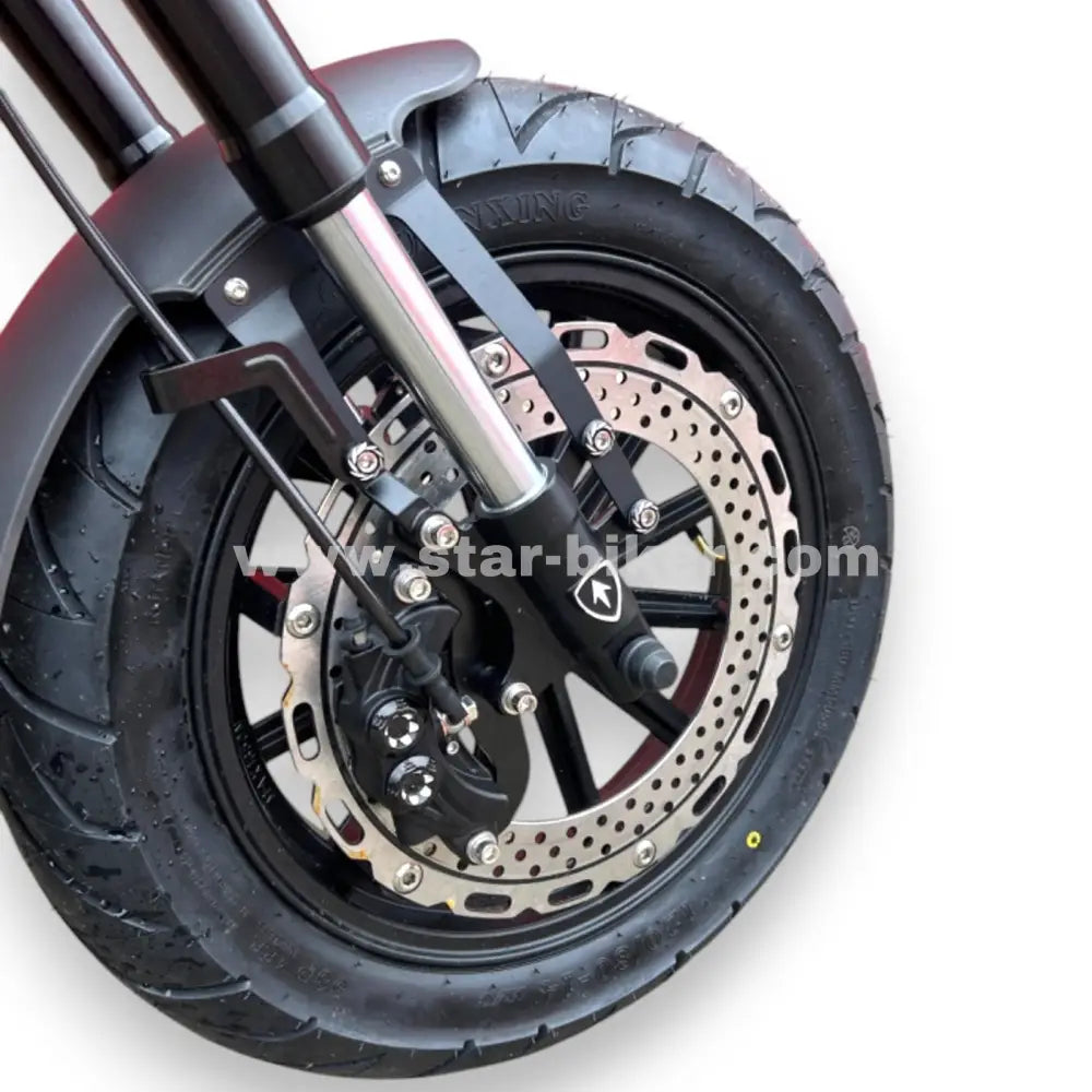 Großes 14-Zoll-Vorderrad mit gelochter hydraulischer Scheibenbremse am Star-Biker M1P Custom – stabile Leichtmetallfelge für präzises Bremsen und hohe Fahrstabilität